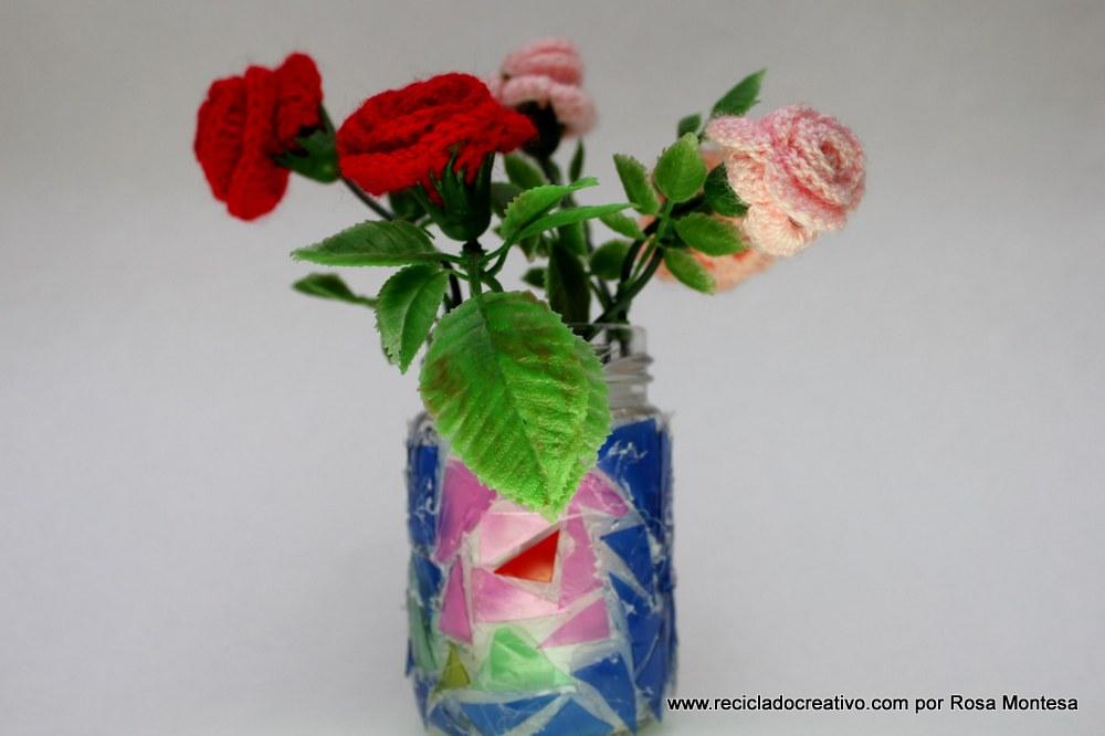 Trencadís reciclando botellas de plástico en un bote de cristal