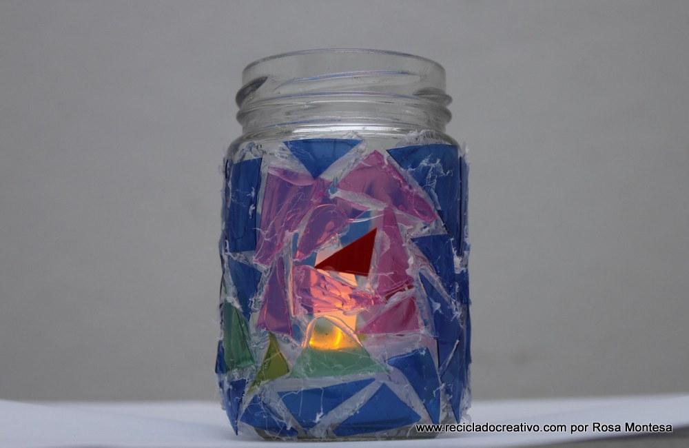 Trencadís reciclando botellas de plástico en un bote de cristal