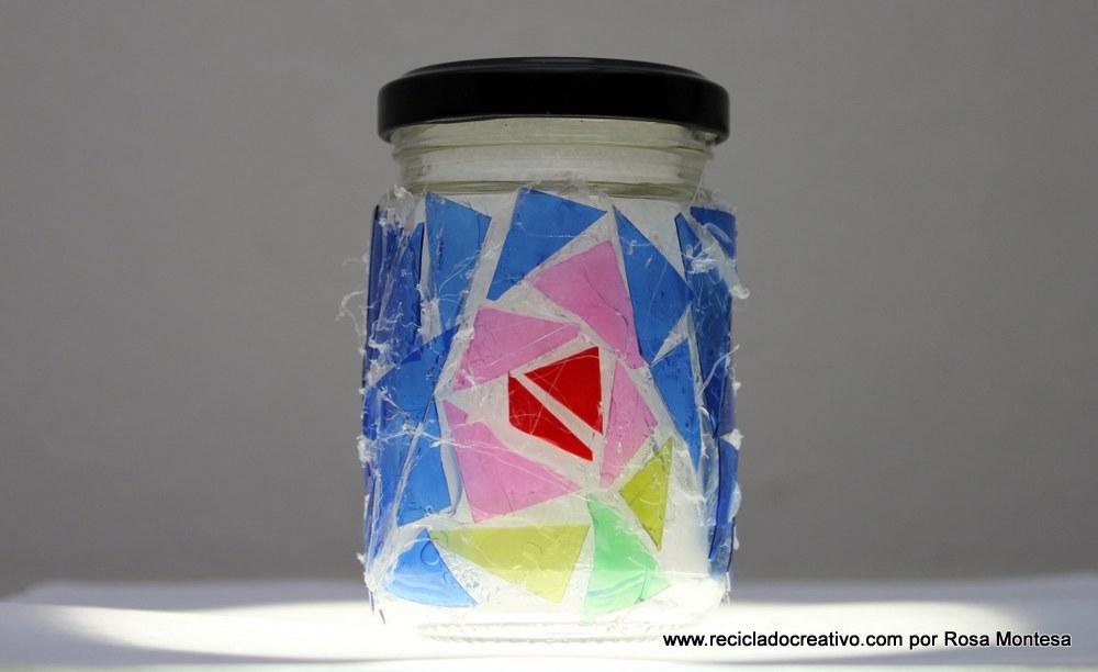 Trencadís reciclando botellas de plástico en un bote de cristal
