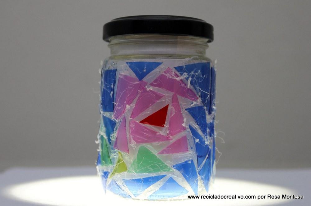 Trencadís reciclando botellas de plástico en un bote de cristal