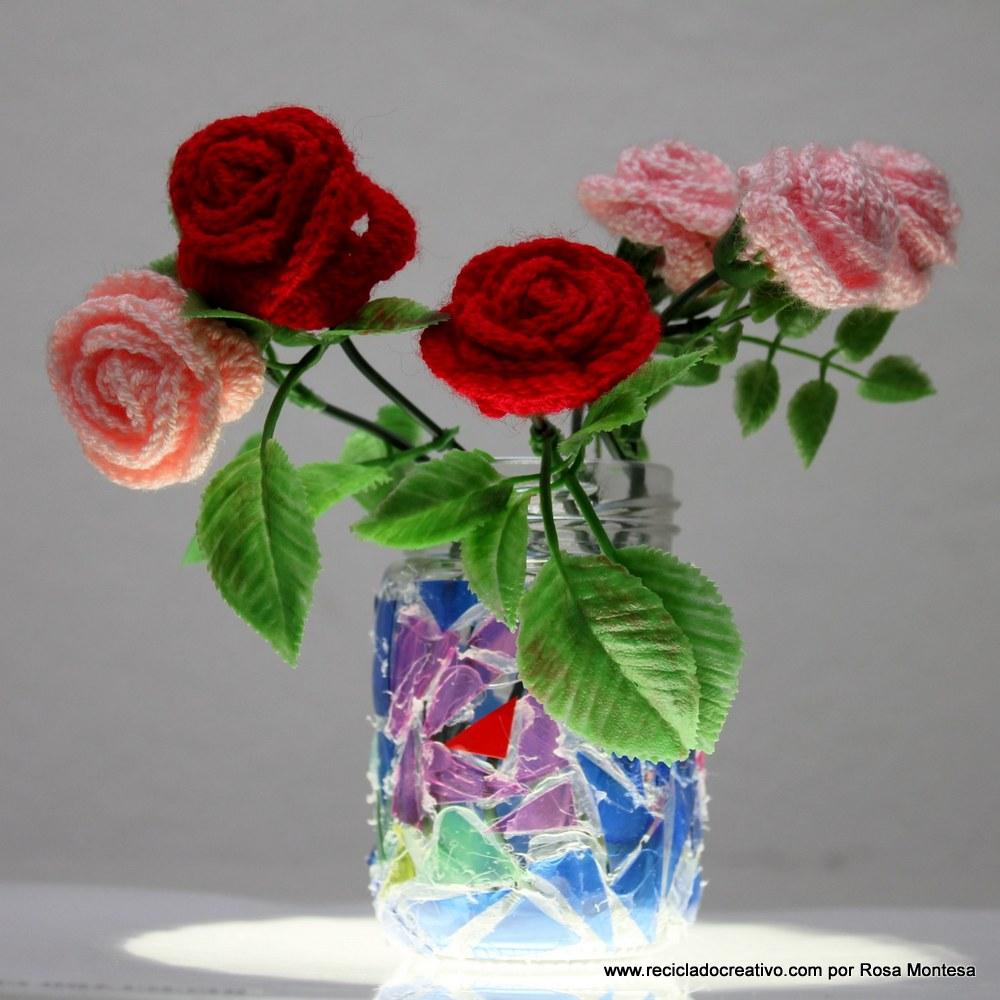 Trencadís reciclando botellas de plástico en un bote de cristal