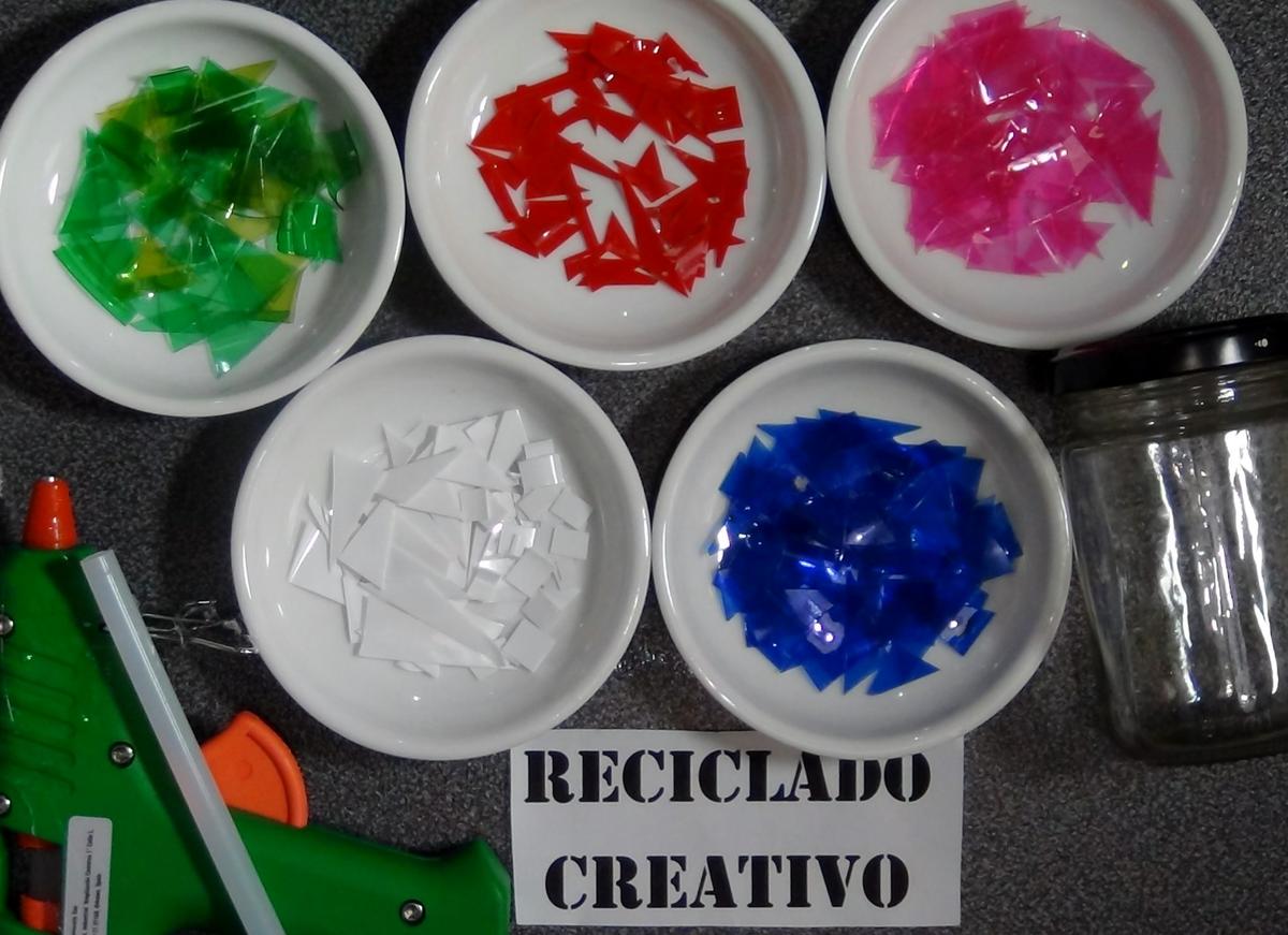 Trencadís reciclando botellas de plástico en un bote de cristal