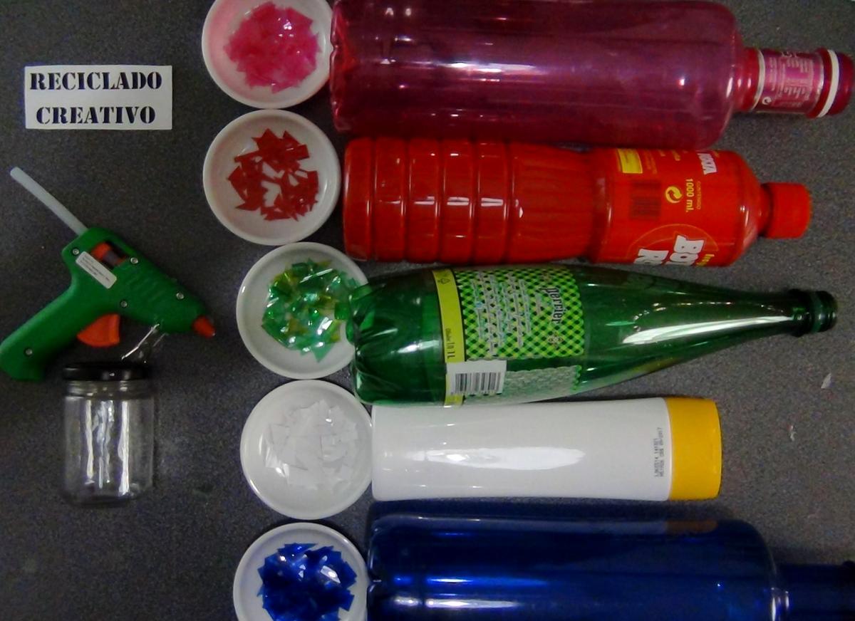 Trencadís reciclando botellas de plástico en un bote de cristal