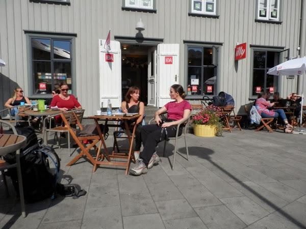 Charlando-en-una-terraza-mientras-esperamos-el-bus-a-landmannalaugar