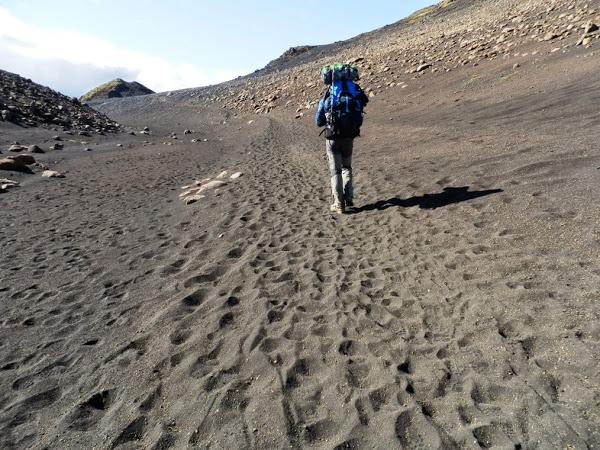 Lipe-en-los-campos-de-lava-durante-el-trekking-Laugavegur