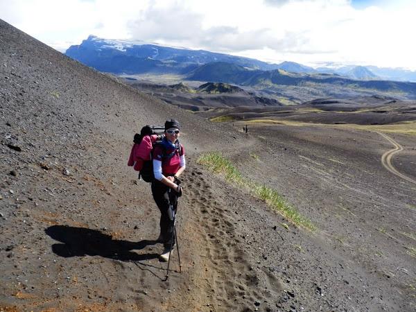 Inma-frente-a-las-extensiones-de-lava-cerca-de-Emstrur