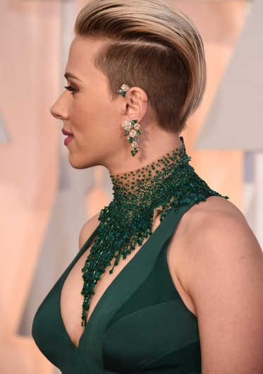 Scarlett Johansson con Ear cuff y maxi collar de esmeraldas.