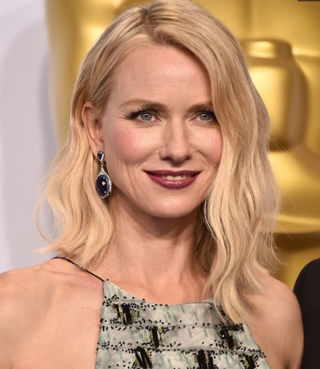 Naomi Watts con pendientes de Anna Hu Haute Joaillerie.
