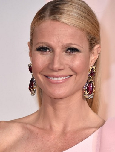 Gwyneth Paltrow con pendientes de Anna Hu Haute Joaillerie.
