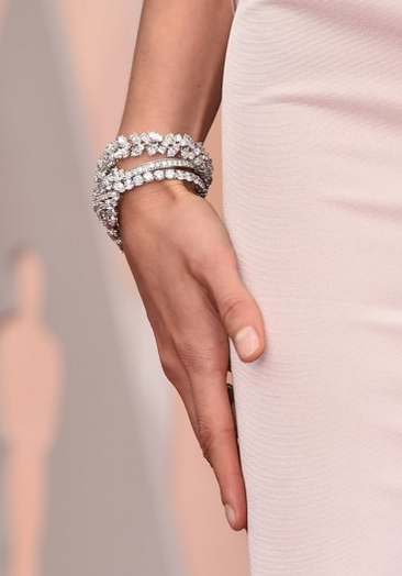 Karolina Kurkova con pulseras de brillantes de Harry Winston.