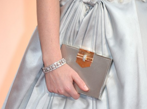 Felicity Jones con Clutch de Alexander McQueen y joyas de diamantes de Van Cleef & Arpels.