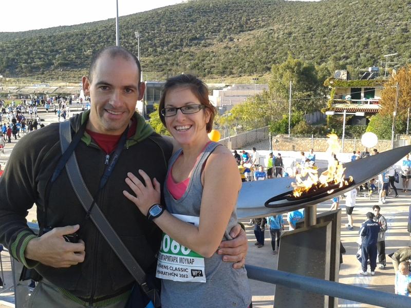 Joan y Barbara en primer maraton junto a la llama olimpica