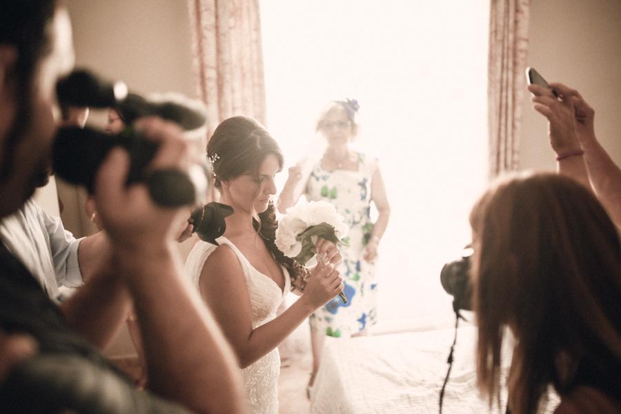 Making Of de mi boda, todos los profesionales alrededor de la novia para no perder detalle. Foto German&Vero