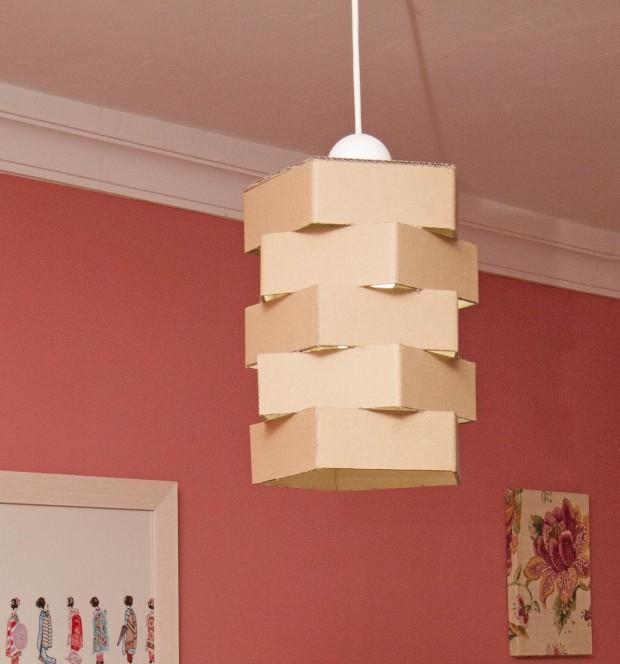 Pantalla de lámpara hecha con cartón