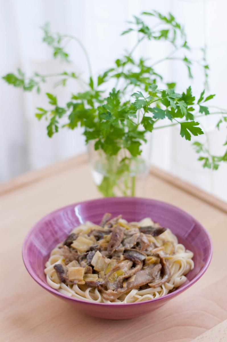 Spaghetti con salsa de setas y puerros
