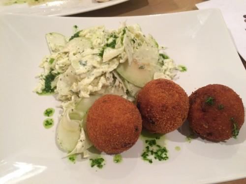 Falafel con ensalada de Calabacín, manzana, yoghurt y menta. 