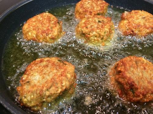 Friendo el falafel en aceite de oliva
