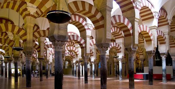 Interior de la Mezquita de Córdoba, turismo y viajes