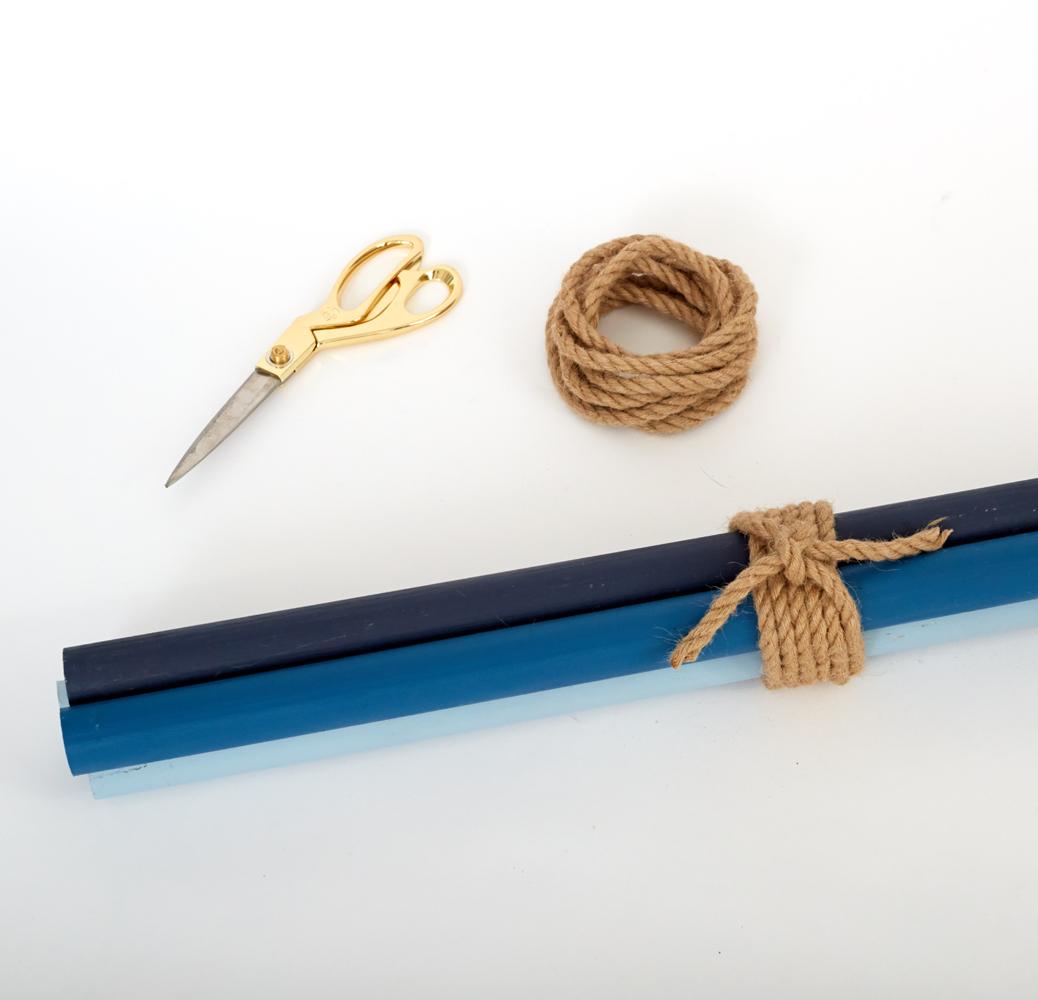 DIY Redbook_Coatrack_ Emily Henderson mediados de siglo Modern_tying juntos