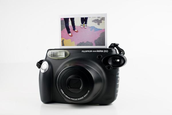 camara fuji instax 5 trucos para ahorrar en las fotos de tu boda