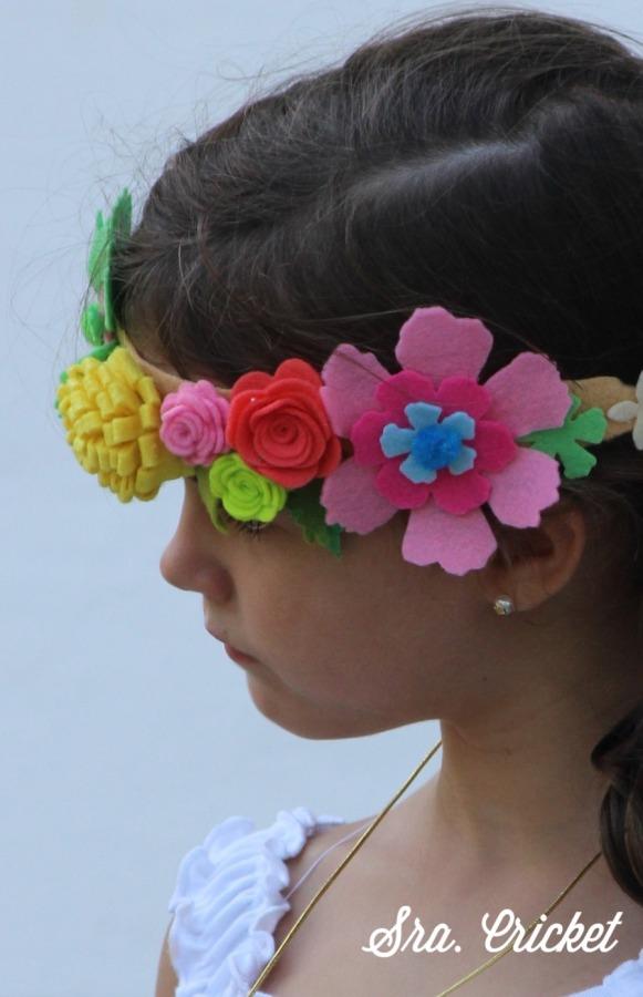corona de flores de fieltro