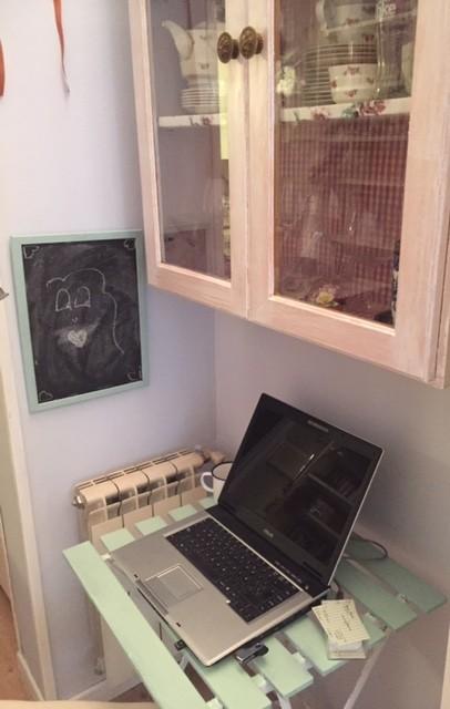 Ordenador sobre mesa de jardín pintada y silla rescatada