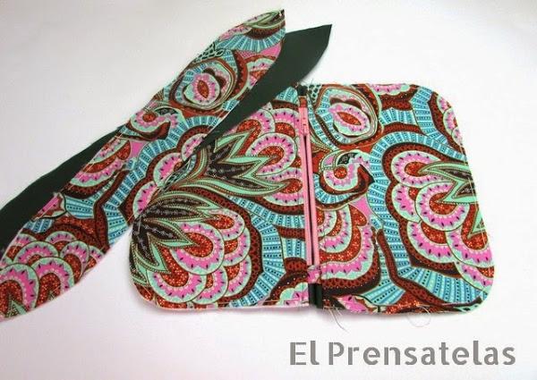 Cartera cremallera con base