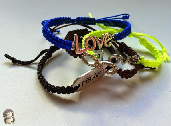 Pulseras de macramé.