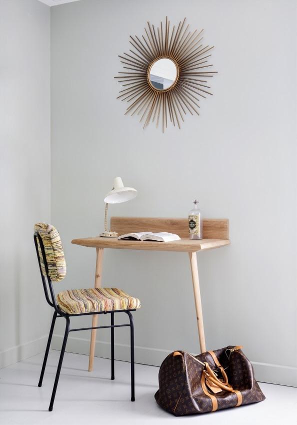 chaise-retro-avec-un-bureau-en-bois-hotel-henriette-a-paris-sizel-158351-1200-849