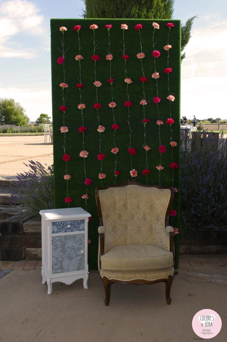 colores-de-boda-photobooth-sillon-mesilla-flores-claveles