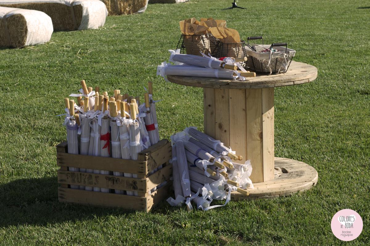 colores-de-boda-rincon-sombrillas-confeti