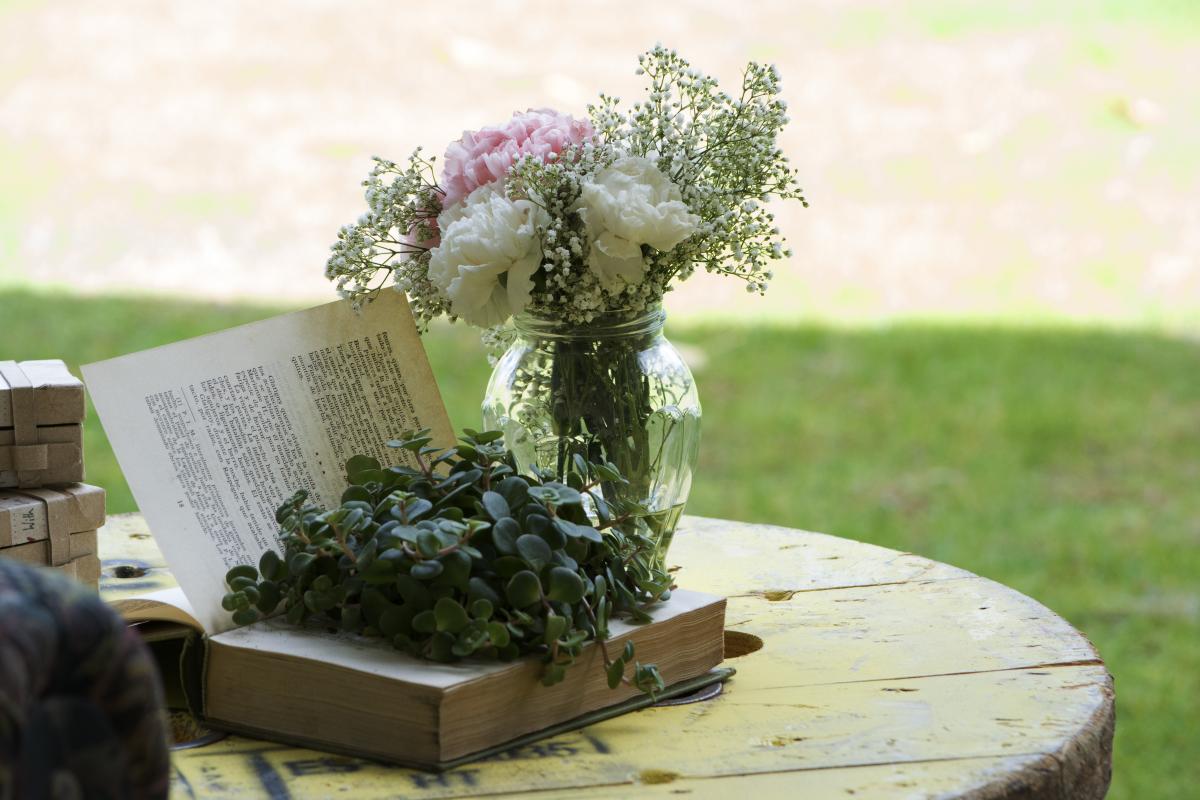 Colores-de-boda-rincon-coctel-sofas-libros-laura-y-raul_0137