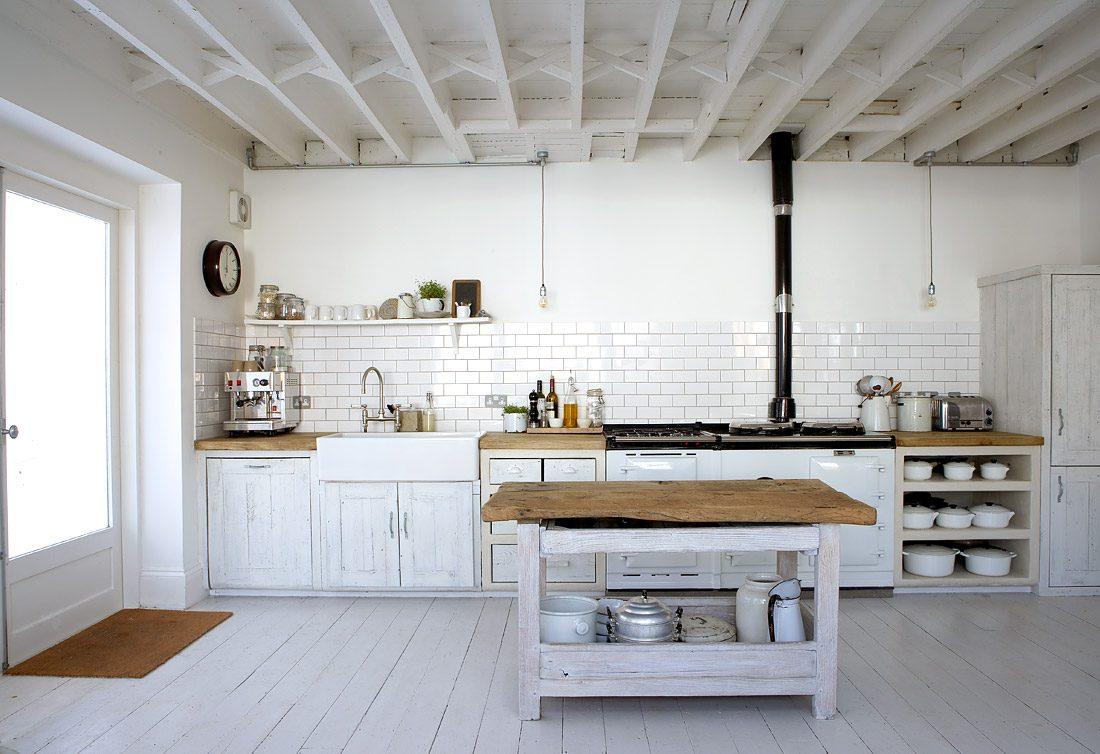 cocina rústica en blanco y madera