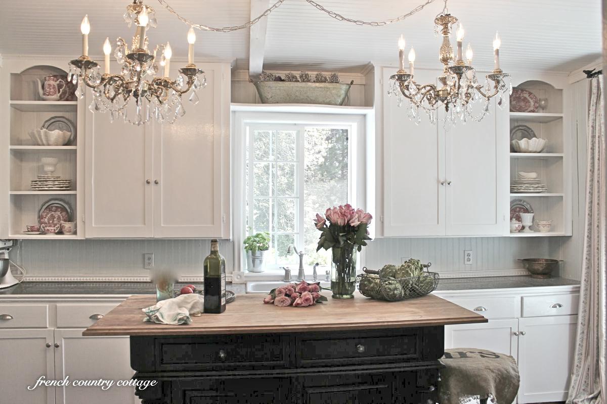 Cocina rústica estilo francés, en blanco y madera