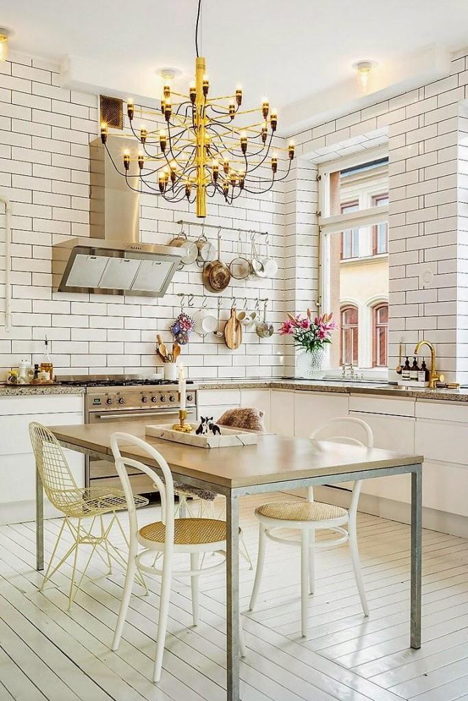 cocina en blanco y dorado