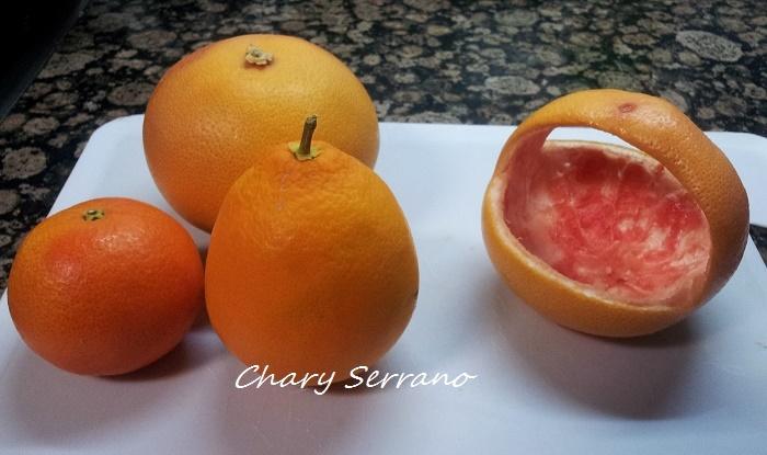 Si os apetece, en vez de azucarar el pomelo, podéis hacer un almíbar ligero con el zumo que se produce al vaciar el pomelo y un chorrito de algún licor y dejarlo en ese almíbar mientras preparamos el resto de los cítricos.pero yo he preferido poner el relleno tal cual.