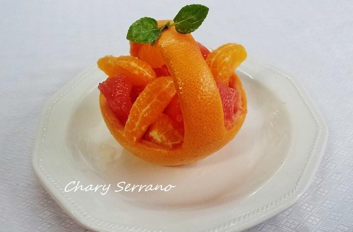 Si os apetece, en vez de azucarar el pomelo, podéis hacer un almíbar ligero con el zumo que se produce al vaciar el pomelo y un chorrito de algún licor y dejarlo en ese almíbar mientras preparamos el resto de los cítricos.pero yo he preferido poner el relleno tal cual.