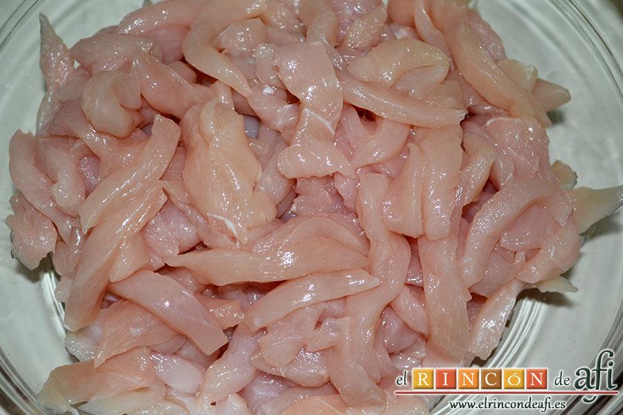 Pollo adobado al Ras-El-Hanout con setas, cortar las pechugas de pollo en tiritas