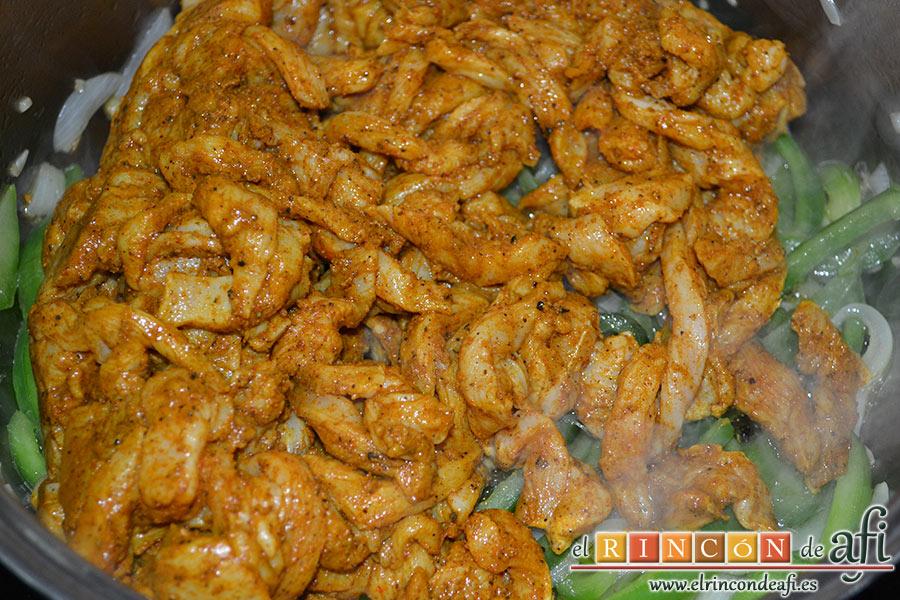 Pollo adobado al Ras-El-Hanout con setas, rehogamos y añadimos el pollo