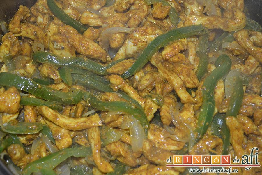 Pollo adobado al Ras-El-Hanout con setas, removemos bien y dejamos rehogar