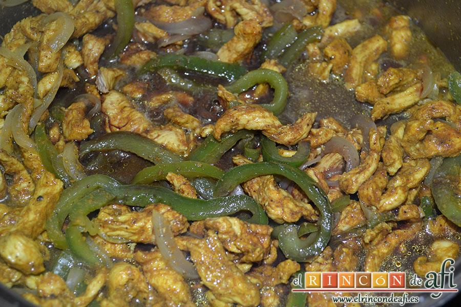 Pollo adobado al Ras-El-Hanout con setas, añadir el vino tinto