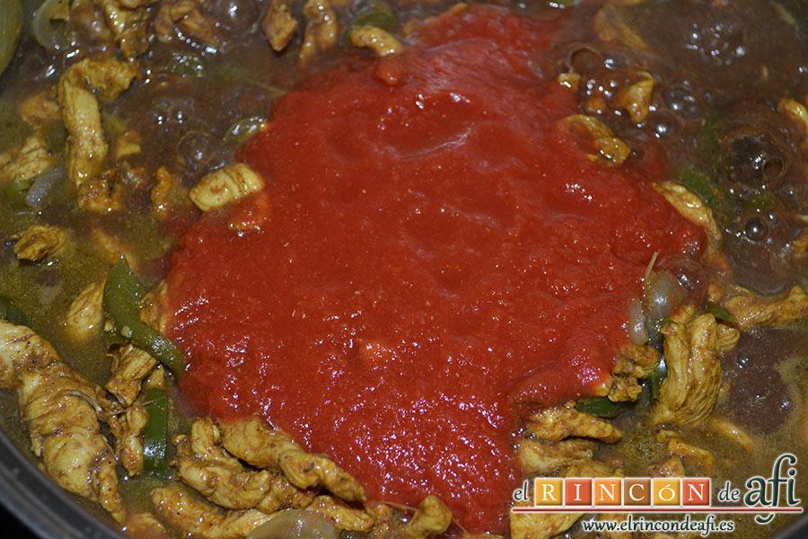 Pollo adobado al Ras-El-Hanout con setas, añadir el tomate triturado