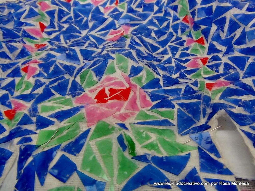 Traje de fallera valenciana con material reciclado Fallas