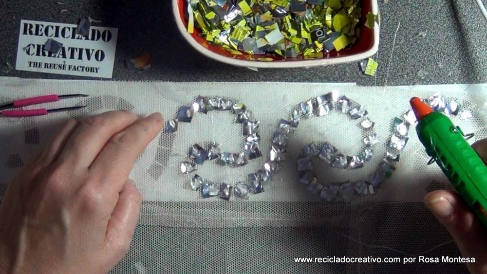 Manteleta de fallera valenciana siglo XXI con material reciclado