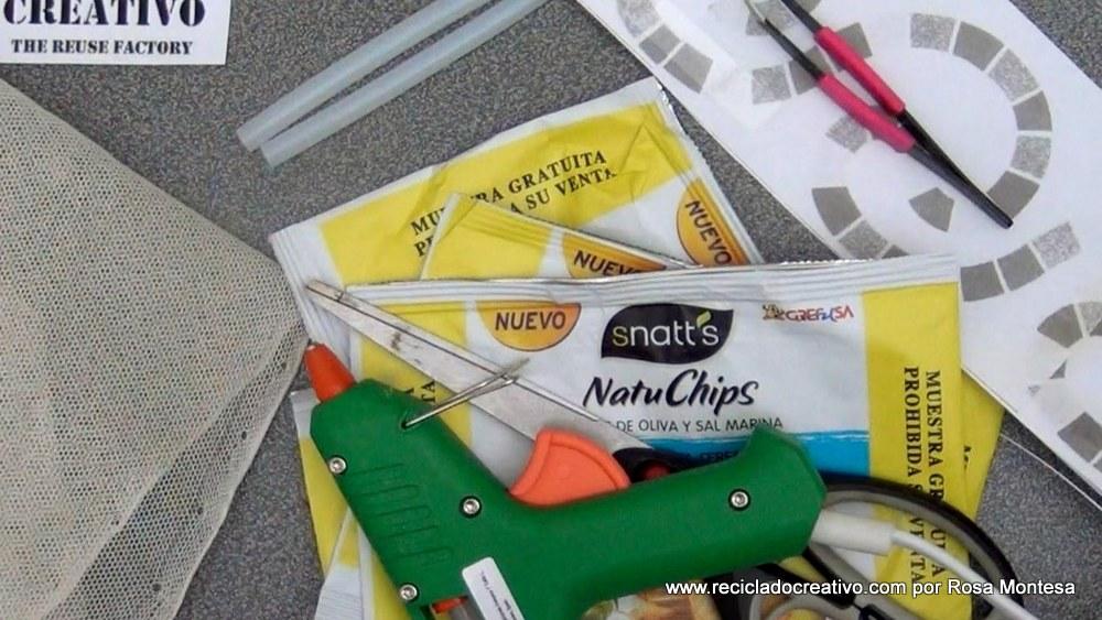 Traje de fallera valenciana siglo XXI con material reciclado