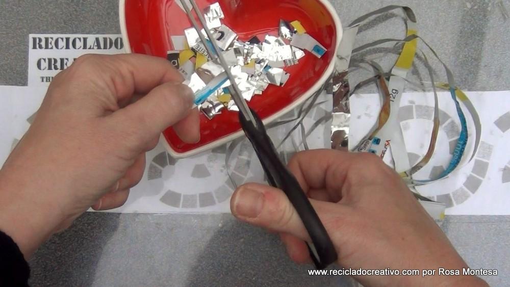 Manteleta de fallera valenciana siglo XXI con material reciclado