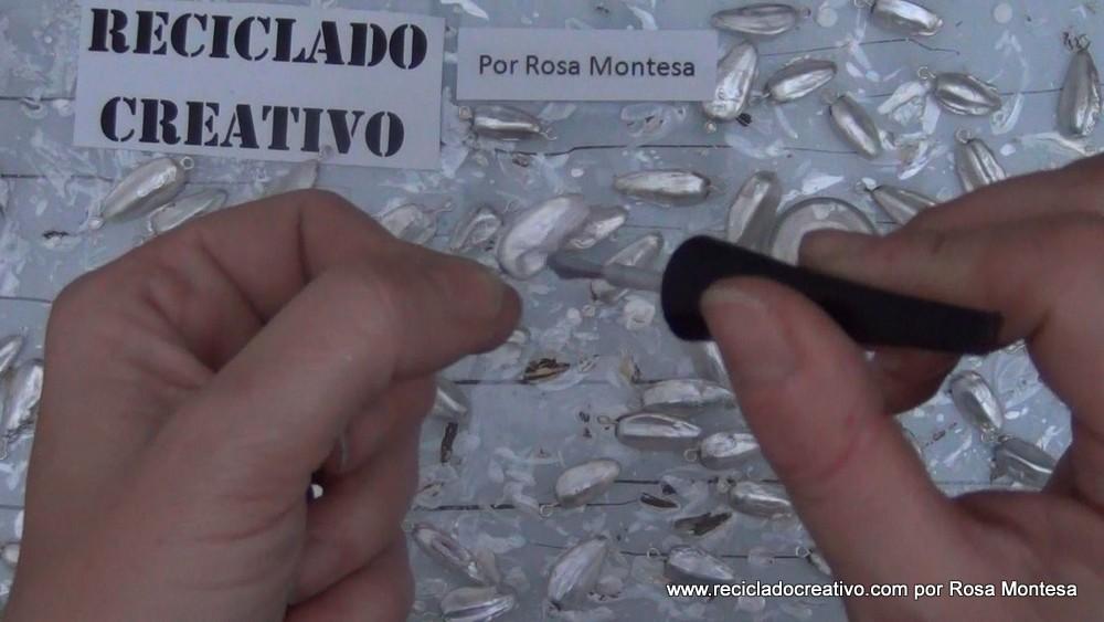 Traje de fallera valenciana siglo XXI con material reciclado