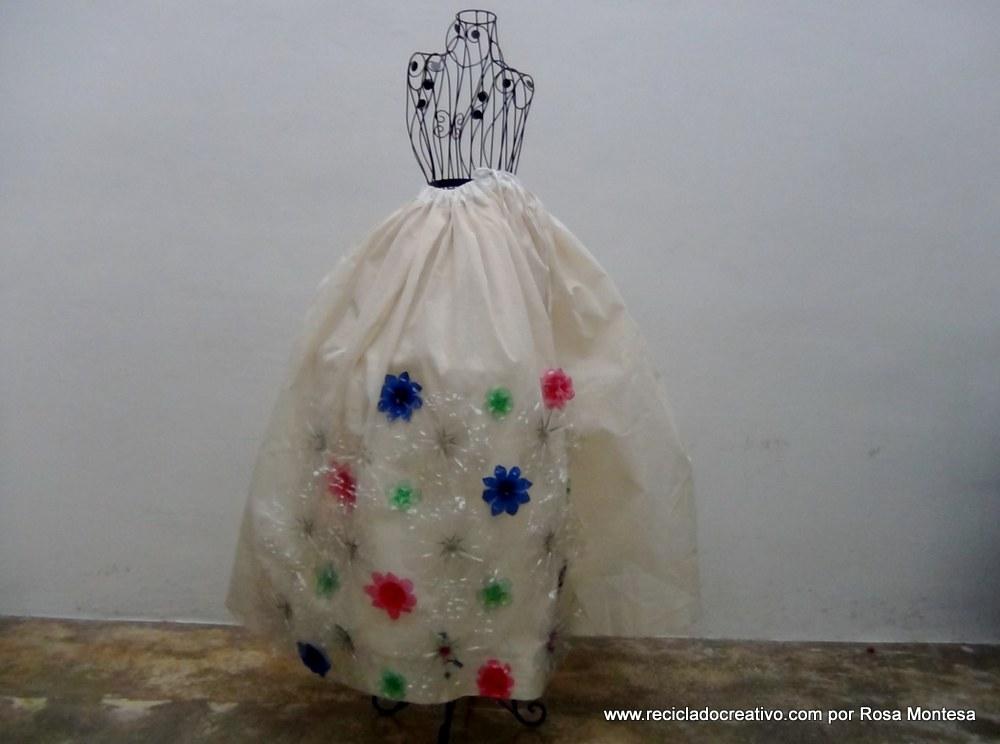 Falda de fallera valenciana siglo XXI con material reciclado