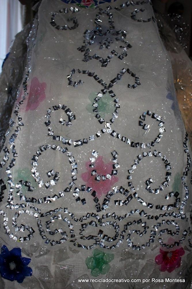 Manteleta de fallera valenciana siglo XXI con material reciclado