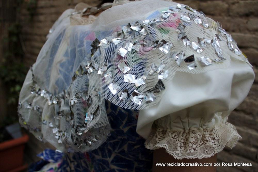 Manteleta de fallera valenciana siglo XXI con material reciclado